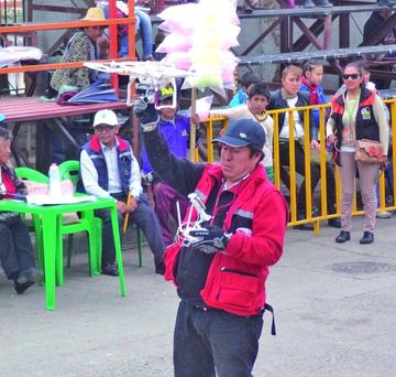 Marcelo Calderón maneja el dron que le permite una mejor transmisión.