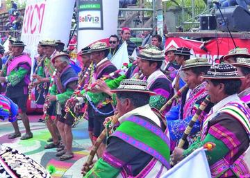 Los bailarines hicieron escuchar los sonidos del pinquillo.