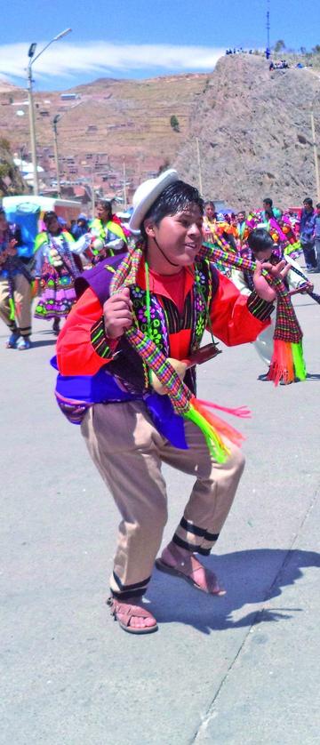 Un bailarin muestra el paso de los Potolos.