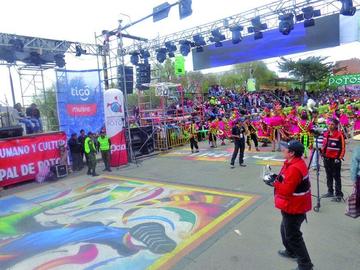 Los bailes ancestrales se lucieron durante la primera jornada de Ch'utillos. En recuadro, un trabajador de un canal de t