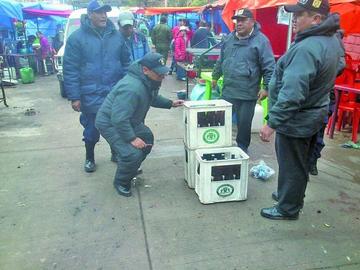 Funcionarios de la Intendencia incautan cajas de cerveza.
