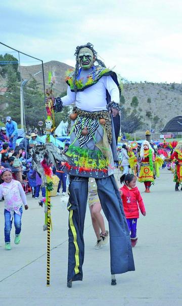 Un bailarín de los Tobas Calero sobre zancos.