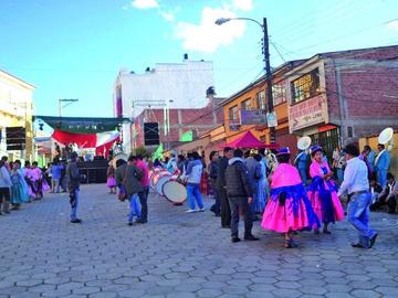Bailan morenada y cierran la calle