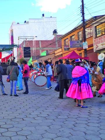Los bailarines de plaza San Bernardo.