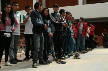 Los estudiantes antes de comenzar la competencia. Foto: Dayana Martínez