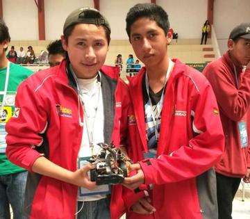 Ángel D. Lora y Bruno Montecinos (Sucre) compitieron en hardware libre y marcaron el mejor tiempo. Foto: Dayana Martínez