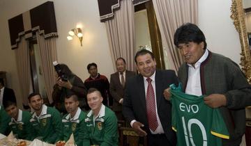 Evo Morales recibe la divisa de manos del presidente de la FBF, Marco Ortega.
