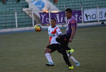 Luis Melgar y Leonardo Toco disputan la posesión del balón.