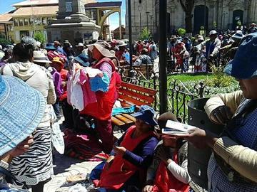 Los comerciantes viajeros armaron sus puestos en pleno centro de la ciudad. Foto: Luis Esteban Cruz
