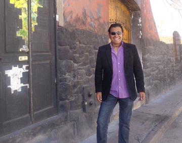 El actor potosino pasea por la ciudad de Potosí.