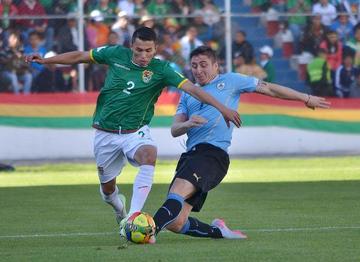 Juan Carlos Zampiery pugna el balón con Cristian Rodríguez.