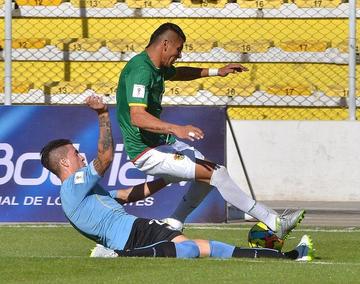 José María Giménez derriba al delantero nacional, Yasmani Duk.