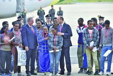 Italia envía rumbo a Suecia el primer grupo de refugiados