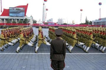 Un momento del desfile militar en la emblemática plaza de Kim Il-sung.