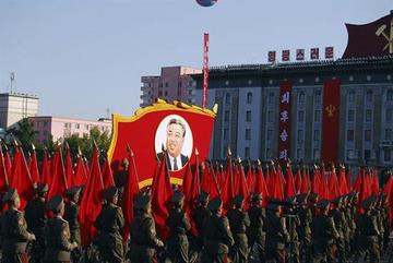 Corea del Norte lanza amenaza a EE.UU. y exhibe armamento 