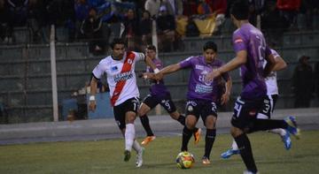 Los jugadores de ambos equipos en el último clásico jugado.