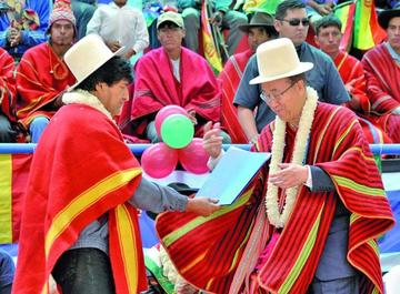 El presidente Evo Morales entrega al secretario general de la ONU, Ban Ki-moon, las contribuciones.