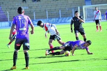 José Carlos Barba es derribado por Osvaldo Hobecker.