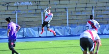 Tomy Tobar (c) festeja el segundo gol de la banda roja.