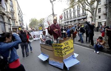La marcha de protesta de los inmigrantes por la calles de Barcelona. Foto: Internet