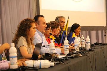 Participantes de la Conferencia durante la lectura de la Declaración de Tiquipaya. Foto: ABI