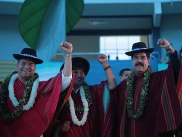 Los presidentes Rafael Correa, Evo Morales y Nicolás Maduro en la clausura de la cumbre en Tiquipaya.