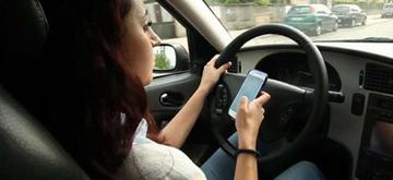 Cada día multan a 162 conductores que manejan mientras usan su celular