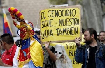 Migrantes protestan en España contra la invasión de América