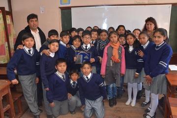 Kennet (centro) recibió ayer una plaqueta en su Unidad Educativa, Guido Villagomez.