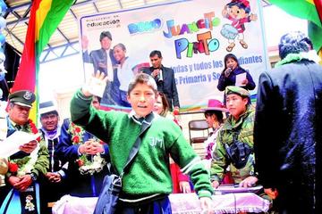 El beneficio es de 200 Bolivianos para los alumnos de primero a sexto de primaria y secundaria.
