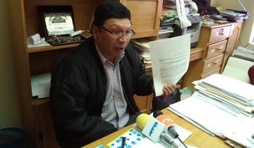 Jhonny Llally exhibe eldocumento en borrador que será entregado a los asambleístas.