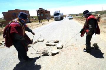 Conflicto en Caracollo continúa en medio de gasificaciones e intentos de bloqueo 