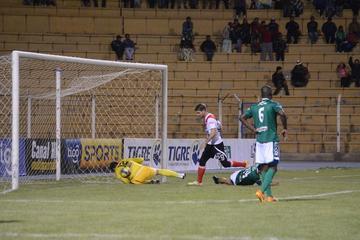 Cristian Alessandrini (c) convierte el tercer tanto del cotejo.