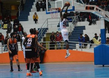 El basquetbolista del plantel potosino, Horace Lamar en plena clavada.