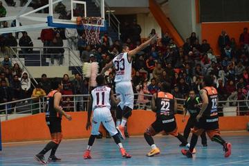 El jugador de Calero, Ángel Ojopi intenta tapar a Jason, Jones, de Vikingos.
