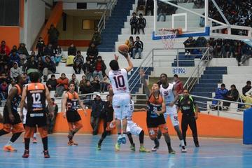 Yacid Gómez encesta un doble para Calero.