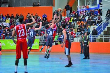 El encuentro de básquet se disputó palmo a palmo entre potosinos y cochabambinos.