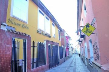 La foto muestra un local cercano a un establecimiento educativo en la Villa Imperial.