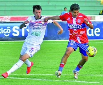Dustín Maldonado y Edzon Zenteno van en busca del balón.