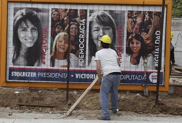 Carteles con propaganda electoral de los principales candidatos a la presidencia.