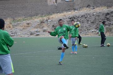 El jugador Luis Melgar controla el balón.