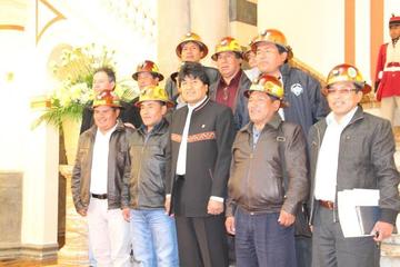 El presidente Evo Morales con representantes de Fencomin en Palacio de Gobierno.