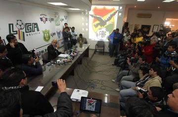 Carlos Chávez en una conferencia de prensa.