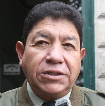 Víctor Hinojosa - comandante de la policía.