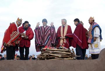 El presidente y vicepresidente del Estado junto a sus dos ministros inamovibles en la población de Tiahuanaco.