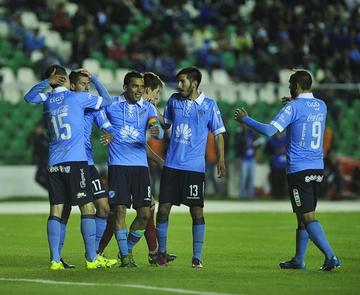 Los jugadores de la academia paceña celebran el triunfo.