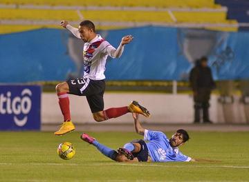 El delantero de Nacional, Tommy Tobar pasa la marca de un jugador celeste.