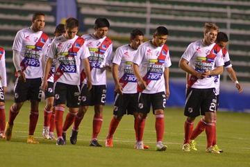Los jugadores del plantel potosino abandonan el gramado del “Hernando Siles”.
