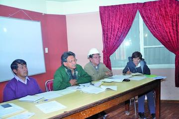 El presidente ejecutivo de la Comibol durante una reunión sobre el dique de colas San Miguel.