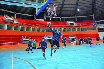 El jugador Wilson Romay intenta encestar el balón.